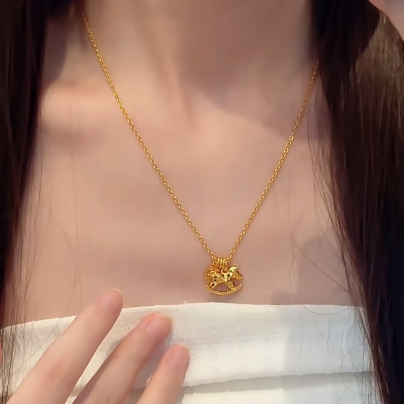 Sprankelende Ice Crack Paard H - Coin Necklace Delicate recensie en prijs