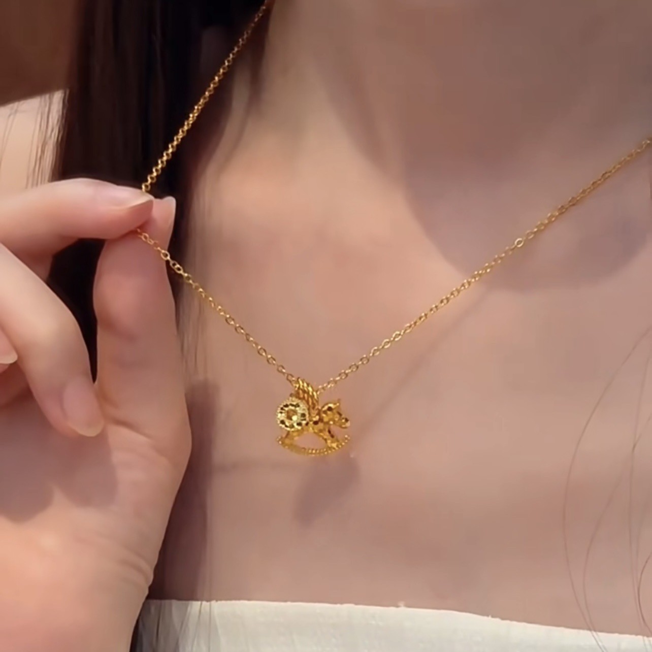 Sprankelende Ice Crack Paard H - Coin Necklace Delicate recensie en prijs